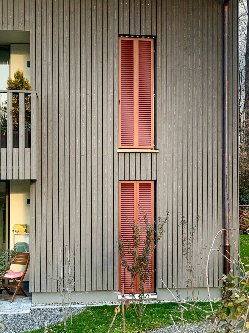 ernst-weber-ag-fensterlaeden-faltlaeden-elektrisch-rostrot-design-architektur