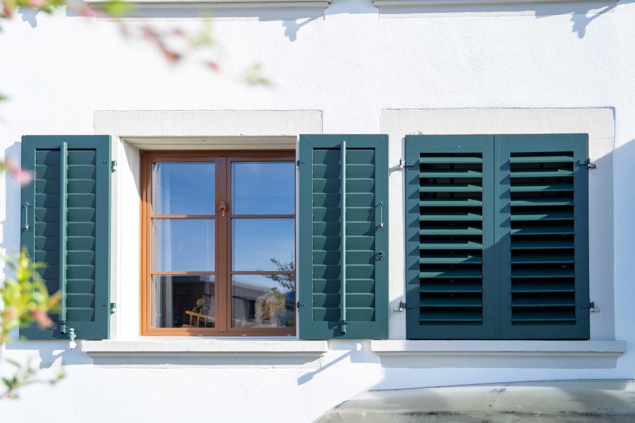 weber-metall-alu-fensterladen-wohnhaus-gruen-renovation