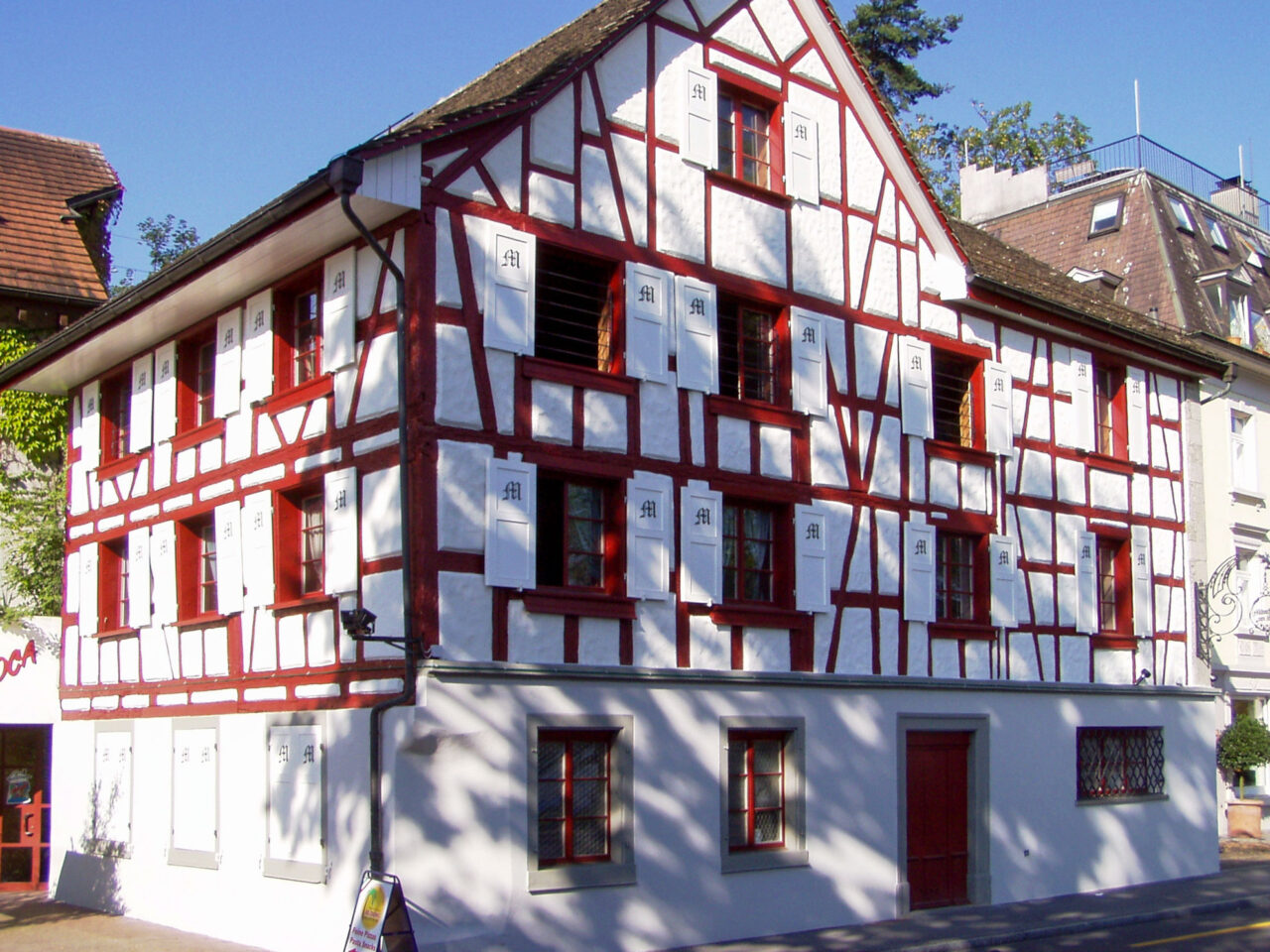 weber-metall-fensterladen-alu-blechfuellung-buchstaben-casa-loga
