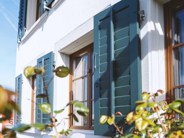weber-metall-alu-fensterladen-wohnhaus-gruen